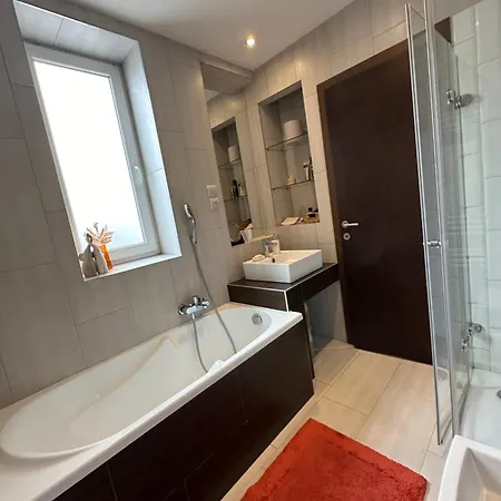 Homey - Parliament, Chain Bridge Apartment *